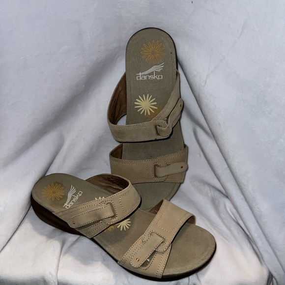 Dansko Shoes - EUC- Dansko Sandals Size 40 ( US 9.5/10)